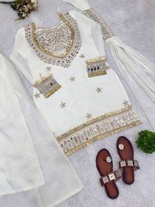 Salwar Kameez Traditionnel Crème en Coton pour Femme avec Broderies Dorées et Appliques Miroir, Coupe Ample Longueur Ras du Sol pour Mariage - Product Image 6