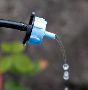 Goutteur Compensateur de Pression 4L 8L 14L en Polypropylène Noir pour Micro-Irrigation Agricole et de Jardin - Product Image 1