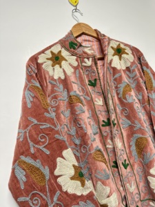 Chaqueta Bomber de Terciopelo Suzani Bordada a Mano, Diseño Floral Boho, Cuello Redondo, Grosor Medio, Largo Regular, 100% Algodón - Product Image 2
