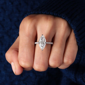 Bague de fiançailles en diamant de laboratoire taille marquise 2 carats avec tige cathédrale, halo caché et sertissage pavé - Product Image 1