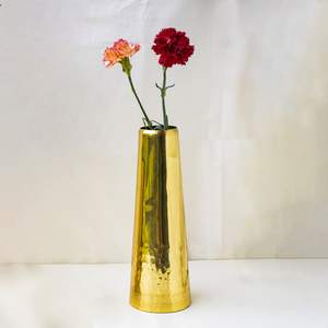 Vase à fleurs en laiton antique avec base martelée, décoration conique vintage pour la maison et le bureau - Product Image 5