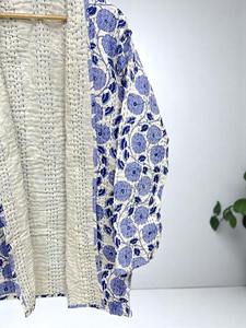 Chaqueta Gruesa de Algodón Bohemio Reversible, Transpirable, Ecológica, de Secado Rápido, con Botones de Cuerno y Acolchado Floral Kantha de Jaif Textiles - Product Image 4