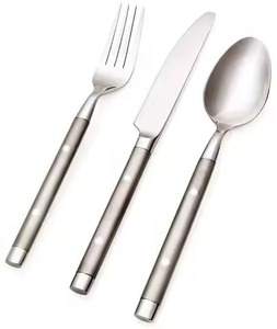 Ensemble de couverts élégants en acier inoxydable, parfait pour recevoir des invités avec un attrait de table raffiné - Product Image 5