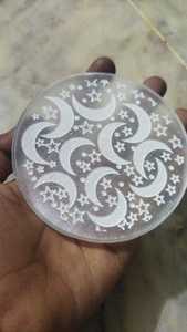 Disco de Cristal de Selenita Natural con Diseño de Luna y Estrella, Placa de Carga de Selenita Grabada para Meditación y Decoración Espiritual, Venta al Por Mayor - Product Image 2