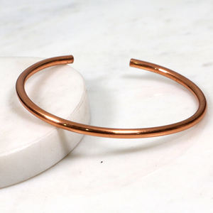 Bracelet manchette minimaliste en laiton brut - Jonc ouvert fin doré - Bijoux faits à la main pour hommes et femmes - Product Image 3