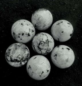 Sphère de pierre de lune arc-en-ciel blanche de qualité supérieure pour la méditation, la thérapie ou la décoration, disponible à la vente - Product Image 1