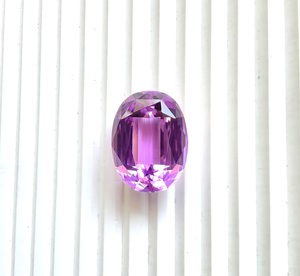 Piedra de kunzita natural de 103.70 quilates con corte ovalado para la elaboración de joyería fina. - Product Image 1