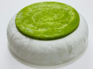 Bol à salade en résine blanche givrée, base verte translucide, finition polie, design classique, empilable, passe au lave-vaisselle, vaisselle de table pour la maison - Product Image 1