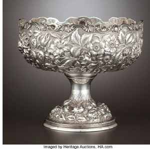 Sopera vintage plateada con tapa con diseño de frutas y patas decorativas en forma de trípode, disponible a precios de mayorista. - Product Image 6