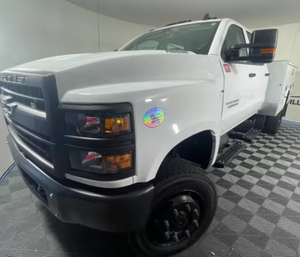 Precio Accesible 2023 - Camión de Servicio/Mecánico Usado Chevrolet S5500 con Plataforma Plana - Automático, Listo para Exportación, Entrega Global - Product Image 1