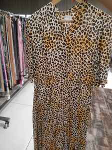 Robe d'été bohème pour femmes et filles, 100% coton, rayures florales jaunes, coupe ample extensible, fermeture boutonnée sur le devant, manches courtes - Product Image 2