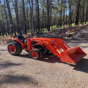 Tracteur Kubota L2502HST conçu pour les opérations agricoles avec un contrôle fluide et des performances adaptables pour les tâches en extérieur - Product Image 2