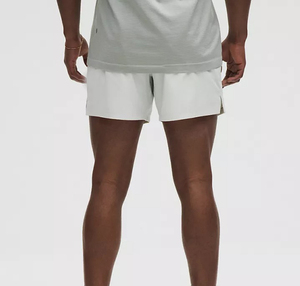 Pantalones cortos de poliéster plateados para hombre, de color sólido, cintura elástica, secado rápido, estilo casual, largo Bermuda, con franja lateral - Product Image 2