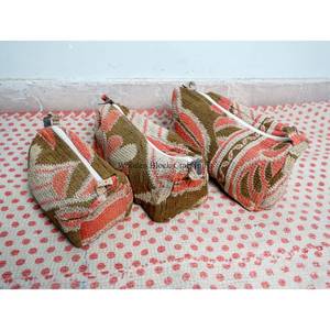 Nouvelle conception, trousse de toilette vintage en patchwork Kantha avec fermeture éclair et pompons, ensemble de 3 pochettes écologiques pour mariages et cadeaux de remerciement - Product Image 3