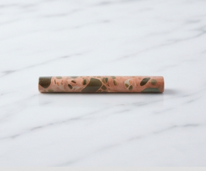 Reposacucharas de cerámica Terrazzo rosa brillante con esmalte verde granulado, apto para lavavajillas, para uso doméstico. - Product Image 1