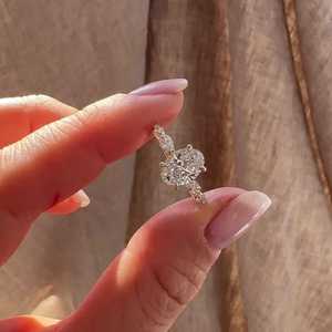Bague de fiançailles en diamant de laboratoire taille ovale avec pierres latérales marquise et rondes, bande statement, or massif 14K 18K sur mesure, vente en gros - Product Image 2