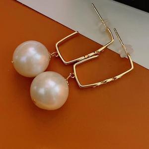 ต่างหูมุกน้ำจืดขนาดใหญ่ 11-12 มม. พร้อมตำหนิเล็กน้อย ดีไซน์ห้อยระย้า - Product Image 3