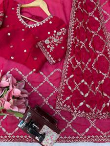 Presentando una colección especial de sarees de seda para mujeres con intrincados detalles de hilo y lentejuelas, y blusas sin coser. - Product Image 6
