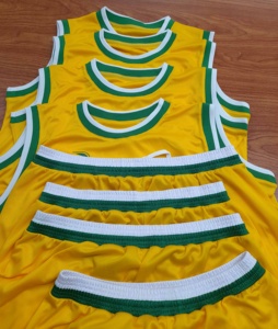 Conjunto de Uniforme de Baloncesto Personalizado de Talla Grande |   Conjunto de Pantalones Cortos y Camiseta del Equipo Amarillo con Diseño de Letras |   Ropa Deportiva para Sublimación |   Al por Mayor - Product Image 4