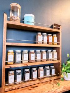 Estante de especias de madera maciza de gran capacidad premium, de 20 a 28 pulgadas de ancho, de cuatro niveles, para montar en la pared, organizador de cocina para botellas de especias. - Product Image 4