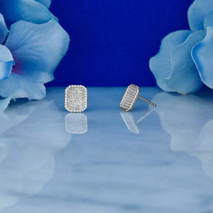 Boucles d'oreilles clous en or jaune avec diamants de laboratoire pavés en forme de coussin - Product Image 6