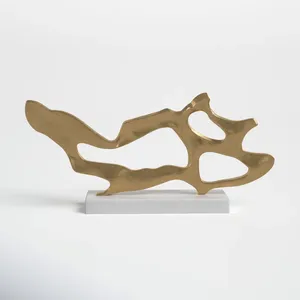 Sculpture en fer artisanale contemporaine, décoration artistique d'intérieur pour espaces design, élégante figurine en aluminium plaqué or faite à la main - Product Image 1