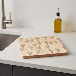 Tabla de cortar cuadrada de madera con diseño decorativo de cactus y orificio para colgar - Product Image 2
