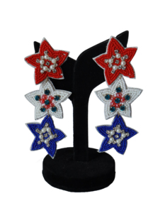 Boucles d'oreilles pendantes légères et confortables, inspirées des couleurs américaines, en forme de bottes de cowboy perlées, rouge, blanc et bleu patriotiques, style western affirmé - Product Image 3