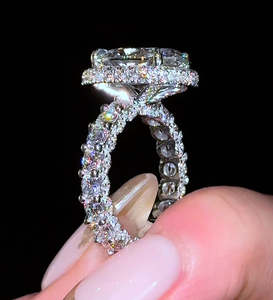 Bague en or blanc 14 carats avec diamant de laboratoire CVD ovale de 4 carats, couleur VS DEF, certifié IGI, serti halo - Product Image 5