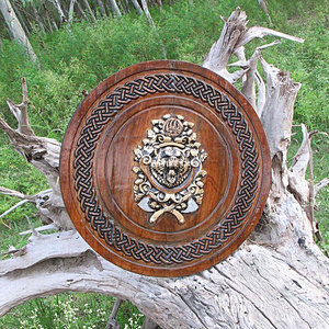 Bouclier rond en bois de style viking, artisanat fait main d'inspiration nordique pour l'affichage historique, les costumes et la décoration intérieure - Product Image 1