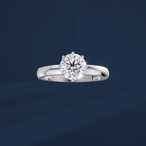 Anillo de Compromiso Clásico con Diamante de Corte Brillante Redondo en Platino PT950 para Mujer - Product Image 2
