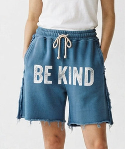 Pantalones cortos de chándal holgados para mujer con bordes sin rematar, casuales, 100% algodón polar estampado, de ajuste holgado, con cintura media con cordón, oversize y efecto desgastado - Product Image 5