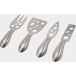 Cuchillos de corte de queso chapados en plata brillante, conjunto de herramientas de mesa con mango de puño de diseñador, espátula - Product Image 1