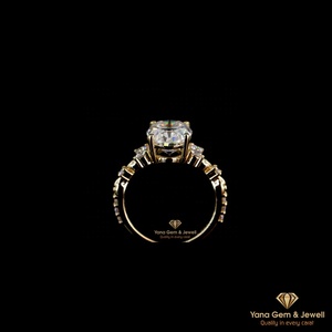 Anillo de Compromiso con Diseño de Hoja Ovalada de 2.50 Quilates, Diamante CVD Cultivado en Laboratorio, Color F, Claridad VVS2, Certificado IGI, Oro Amarillo Sólido de 14K - Product Image 4