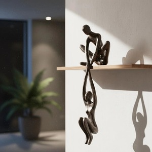 Élégante sculpture humaine en métal, objet de table parfait pour les événements d'entreprise, l'affichage sur étagère et comme idée de cadeau pour cadres, provenant d'Inde. - Product Image 3