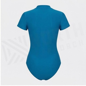 Ensemble de yoga 2 pièces imprimé papillon bleu avec finition dorée, body à col en V profond et jupe portefeuille longueur genou - Product Image 2