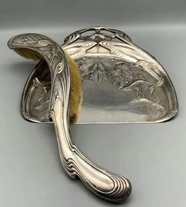 Balayette à poussière traditionnelle en métal pour le nettoyage manuel des sols dans la cuisine, le couloir, le balcon, la terrasse et les zones extérieures. - Product Image 5