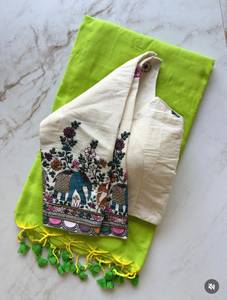 Sari en coton Khadi tissé à la main par un designer, avec broderie entièrement réalisée, et chemisier en coton Aura. - Product Image 6
