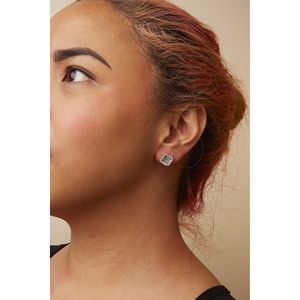 Orecchini a lobo in oro bianco 10K con moissanite da 7/8 carati, design Princess e Halo, colore I-J e purezza I1-I2 - Product Image 4