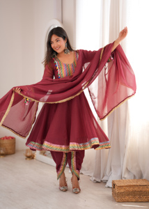 Ensemble Kurti Dhoti en tissu contemporain et texturé avec col brodé et dupatta en dentelle dorée, prêt-à-porter, tenue ethnique pour femme - Product Image 2