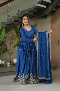 ชุดเดรส Anarkali ผ้าชินนอนสไตล์อินเดียและปากีสถานแบบใหม่ พร้อมงานปักเลื่อมและงานปักลาย แขนยาวเต็มตัว - Product Image 5
