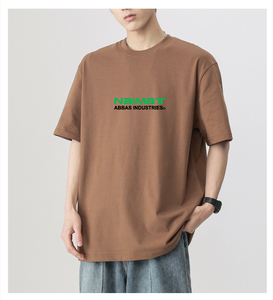 เสื้อยืดโอเวอร์ไซส์สีน้ำตาลสำหรับผู้ชาย แขนสั้น คอกลม พิมพ์ลายตัวอักษรด้านหน้า ผ้าเจอร์ซีย์ถัก - Product Image 5