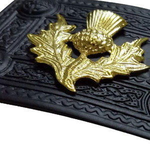 Hebilla de cinturón escocesa premium, color negro azabache, con diseño celta y cresta de cardo dorada, elegante accesorio para trajes escoceses de las Tierras Altas - Product Image 5