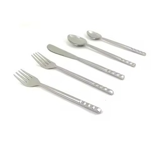 Ensemble de couverts contemporains en métal – Cuillères, fourchettes et couteaux élégants et durables pour la cuisine - Product Image 5