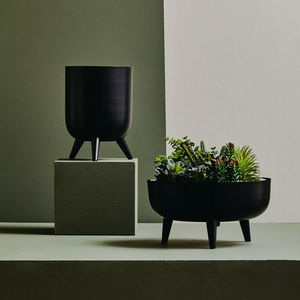 Jardinière en métal raffiné pour une décoration intérieure sophistiquée, créant une présentation botanique élégante dans les espaces de vie - Product Image 1