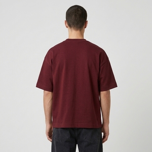 T-shirt graphique oversize bordeaux pour homme avec motifs botaniques blancs élégants et illustrations délicates de fleurs sauvages - Product Image 3