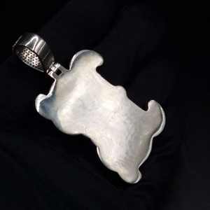 Pendentif personnalisé lettre B serti de diamants, finition or blanc avec accents en spirale et collier en moissanite taille baguette - Product Image 4