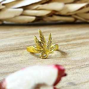 Bague Feuille de Cannabis Bohème Plaqué Or 18 carats pour Femme, Bijoux Hippie Délicats, Vente en Gros/OEM/ODM – Le Choix Préféré du Marché - Product Image 1