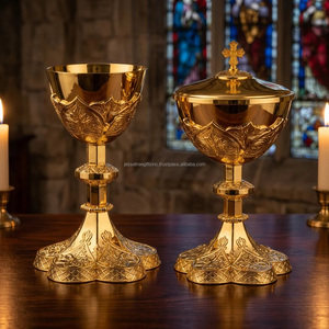 Ensemble Calice et Ciboire Catholique en Laiton Poli Miroir avec Motifs Floraux en Relief et Couvercle en Croix – Vases Liturgiques de Communion Haut de Gamme - Product Image 5