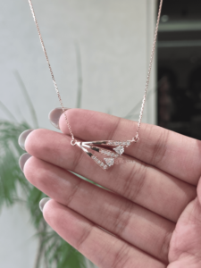 Colgante de Diamante Cultivado en Laboratorio con Certificación IGI de 0.45 Ct, Diseño de Abanico Abierto en Oro, Joyería Moderna para Boda para Mujer - Product Image 4